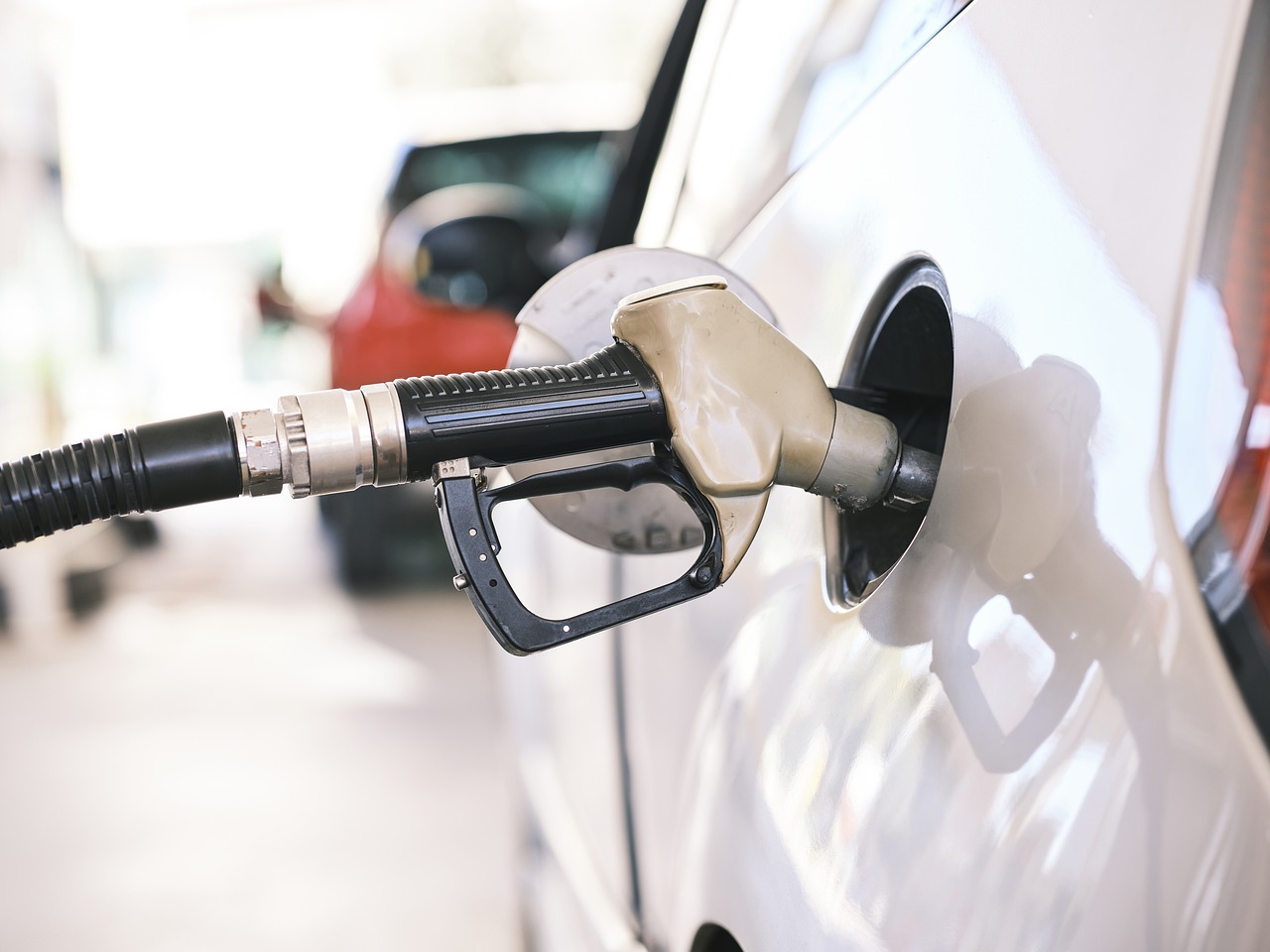 Oil prices continue to decline amid uncertainty over the impact of Trump's proposed tariffs